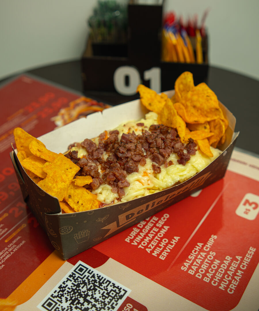 Caixa da casa com purê cremoso, farofa de bacon e nachos